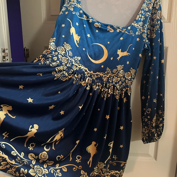 Sailor Moon/Blackmilk Velvet Squared up Bishop Dress - Picture 3 of 7